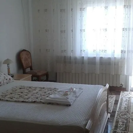 Vila Cornea Gazde/Camere de închiriat *